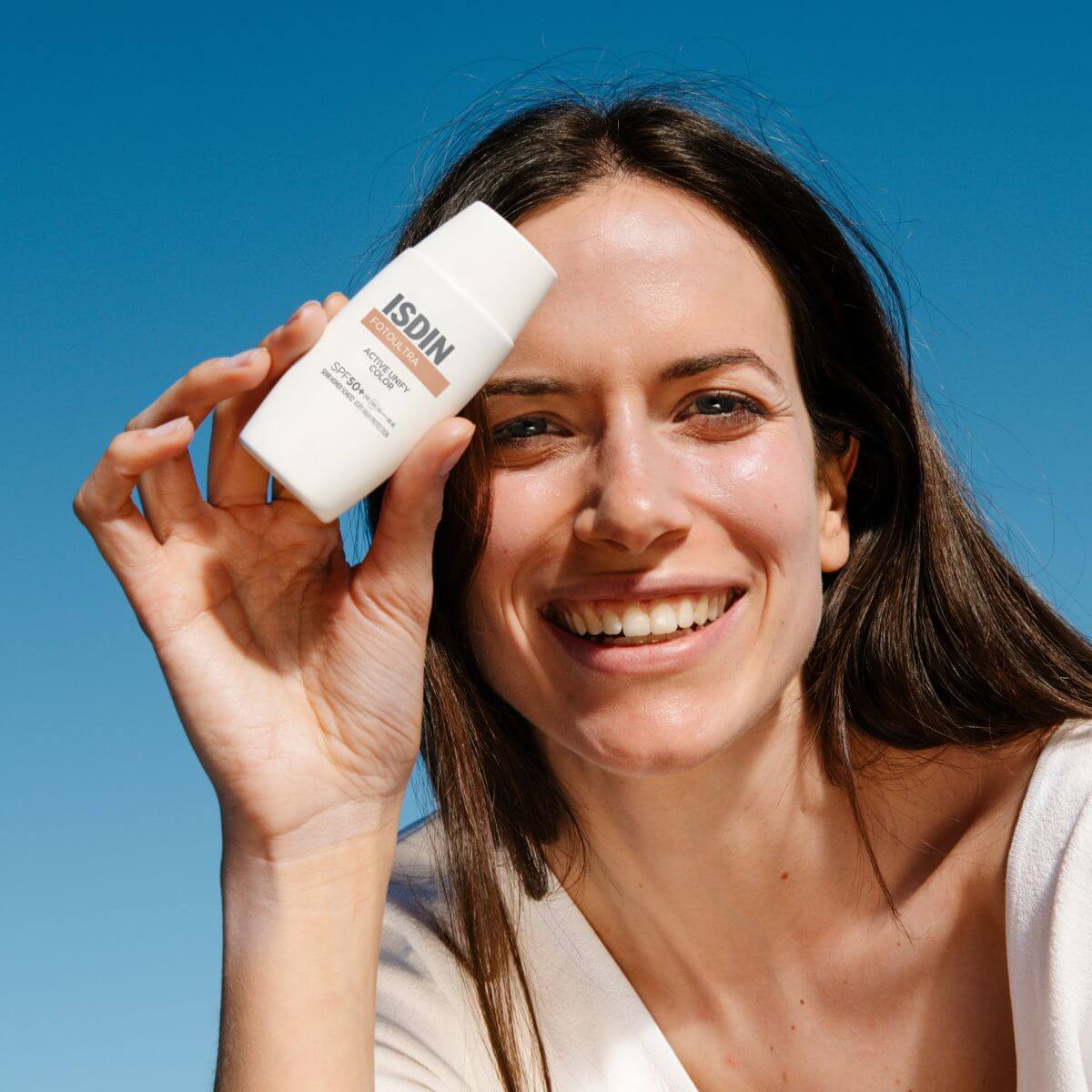 Woman with ISDIN FotoUltra 100 Active Unify Fusion Fluid SPF50+ 50ml